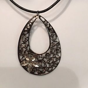 Black & white crystal flower pendant necklace NWT